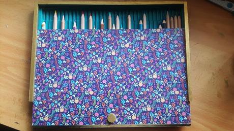 Rescatando una caja de lápices Rescatando una caja de lápices