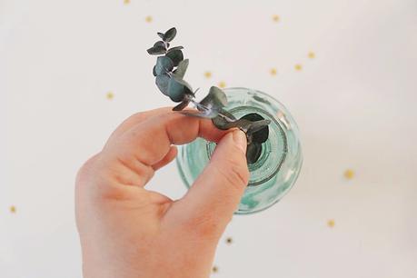 DIY: 2 en uno cómo hacerte un jarrón portavelas de eucalipto