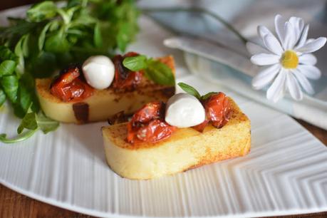 Polenta a la parmesana con tomatitos asados y mozzarella Polenta a la parmesana con tomatitos asados y mozzarella