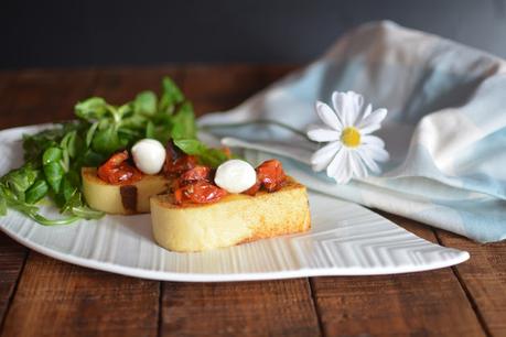 Polenta a la parmesana con tomatitos asados y mozzarella Polenta a la parmesana con tomatitos asados y mozzarella
