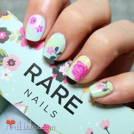 Uñas decoradas con flores de primavera