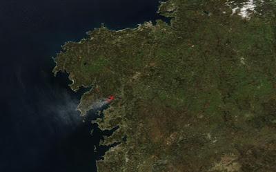 Galicia: imagen satélite del humo de incendio forestal en Rianxo (26-03-2019)