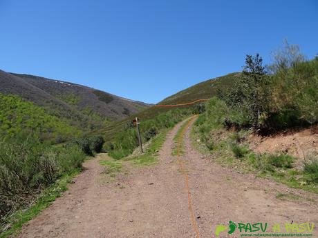 RUTA a la PEÑA MICHU y TROMEU desde las BRAÑAS DE TUIZA, Teverga Desvío a la derecha hacia el Puerto de San Lorenzo y Peña Michu