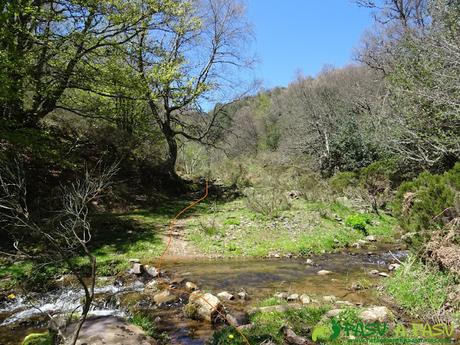 RUTA a la PEÑA MICHU y TROMEU desde las BRAÑAS DE TUIZA, Teverga Sendero cruza el arroyo Bayo