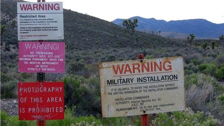 Área 51 secretos Varios de los clásicos carteles que restrigen el paso y la permannecia en los lÃmites del área 51 (Flickr)