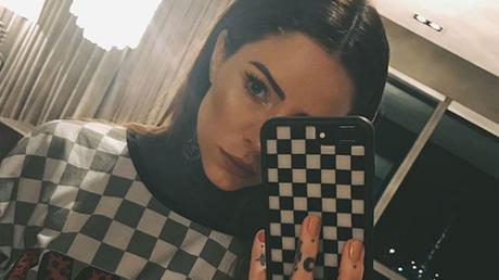 Mujeres que suben muchas fotos a Facebook e Instagram necesitan atención