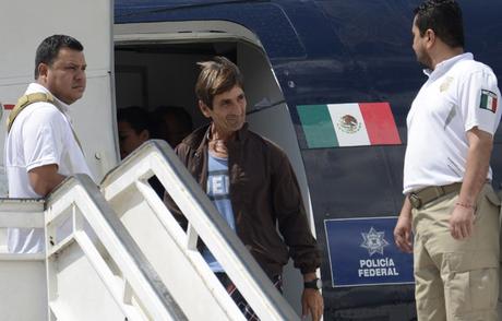 Llegan cubanos deportados de México, una historia de peligros.