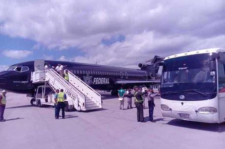 Llegan cubanos deportados de México, una historia de peligros.