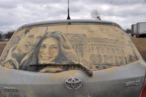obras de arte hechas con la suciedad de los autos