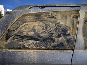 obras de arte hechas con la suciedad de los autos