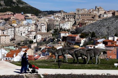 Fotos-de-Cuenca-familia-en-el-Museo-de-Paleontología-de-Castilla-La-Mancha-MUPA ▷ Siete planes con niños en Cuenca (a los niños les gustará).