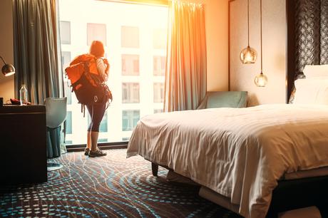 ▷ 10 aplicaciones que necesitas para tu próximo viaje woman-backpack-hotel-room ▷ 10 aplicaciones que necesitas para tu próximo viaje