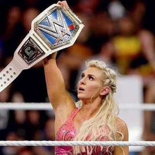 Charlotte flair roba el cinturón de mujeres de SmackDown live