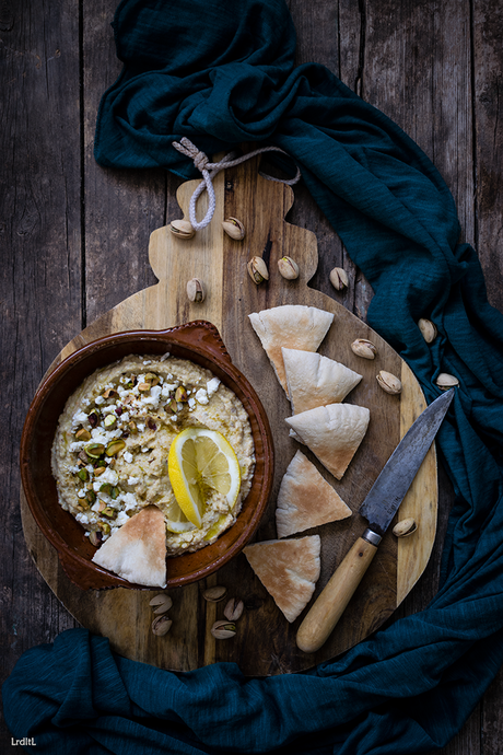 HUMMUS CON BERENJENA, QUESO FETA Y PISTACHOS