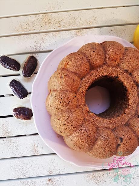 BIZCOCHO DE MANZANA SALTEADA Y DATILES