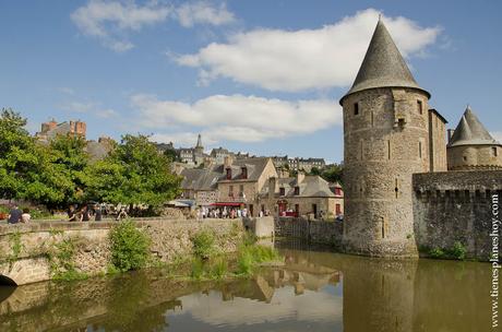 Fougeres pueblo bonito Bretaña Francesa castillo viaje