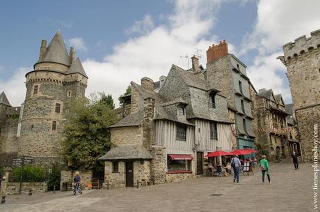 Castillo Vitré pueblo medieval bonito viaje Bretaña francesa Normandia