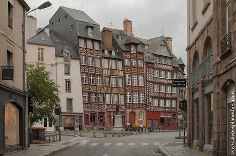 Rennes casas Plaza del Champ-Jacquet viaje Bretaña Normadia Francia