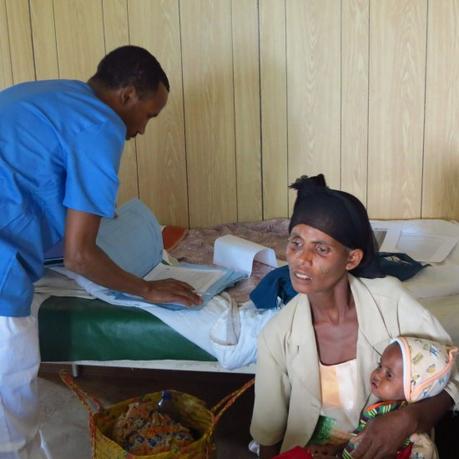 Mujeres contra el hambre en Etiopía: es necesario conseguir un gran equipo sanitario local en el hospital de Gambo