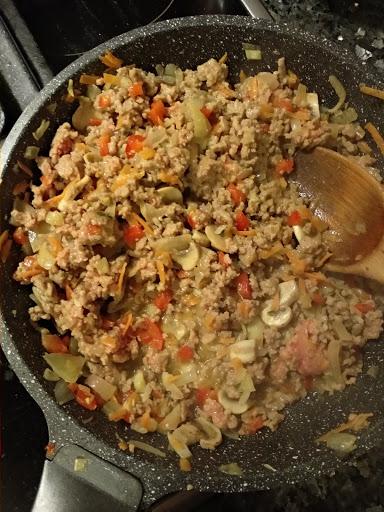 cocinando el relleno de carne para los pimientos o Calabacines