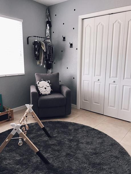 Decoración infantil en tonos grises para Enzo.