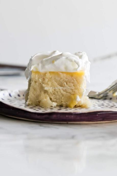 Poke cake de limon, receta refrescante y fácil vía elgatogoloso.com