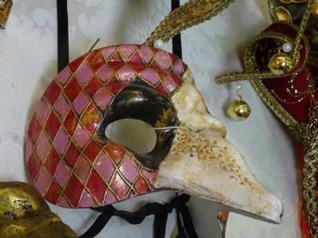 Crea tu propia máscara en Venecia, probablemente el mejor recuerdo que te puedes llevar a casa. Crea tu propia máscara en Venecia, probablemente el mejor recuerdo que te puedes llevar a casa.