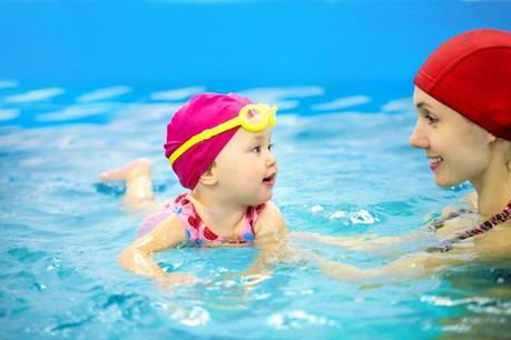 Con qué frecuencia llevar a los bebés a la piscina