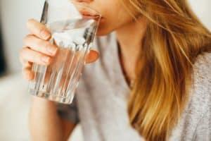Cómo bajar de peso naturalmente sin hacer dieta Beber agua tips para adelgazar