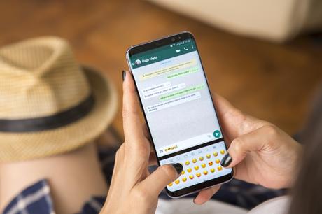 ESET advierte un nuevo engaño en WhatsApp: “Cambie el color del WhatsApp”