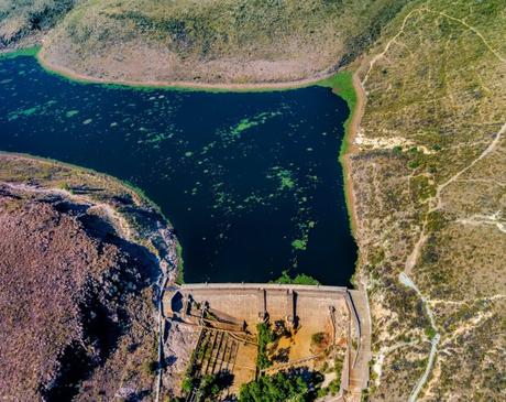 Aguas negras contaminan la Presa de San José