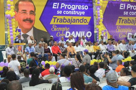 Peledeistas abarrotan polideportivo de Neiba en respaldo a gobierno de Danilo Medina.