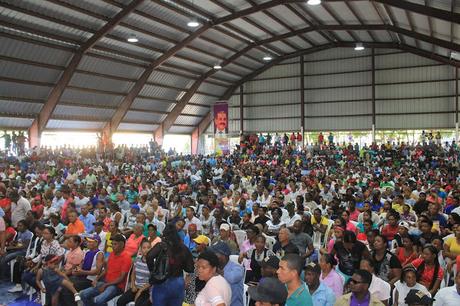 Peledeistas abarrotan polideportivo de Neiba en respaldo a gobierno de Danilo Medina.