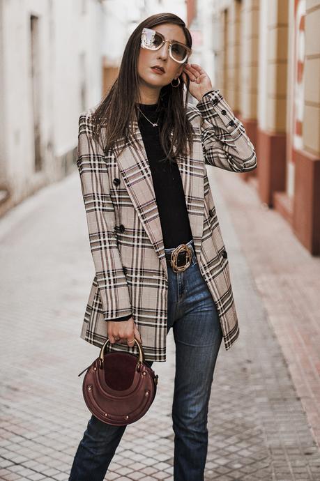CÓMO COMBINAR UNA BLAZER DE CUADROS