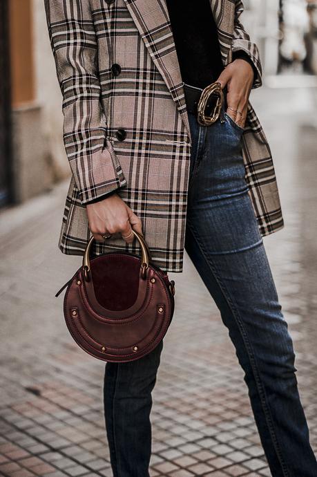 CÓMO COMBINAR UNA BLAZER DE CUADROS