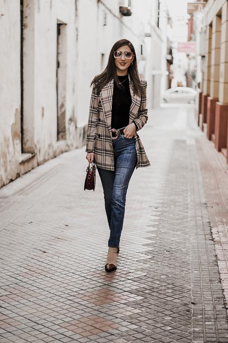 CÓMO COMBINAR UNA BLAZER DE CUADROS