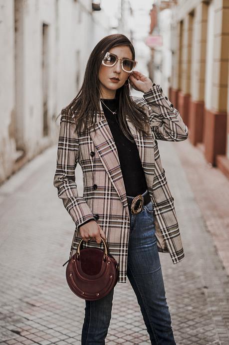 CÓMO COMBINAR UNA BLAZER DE CUADROS