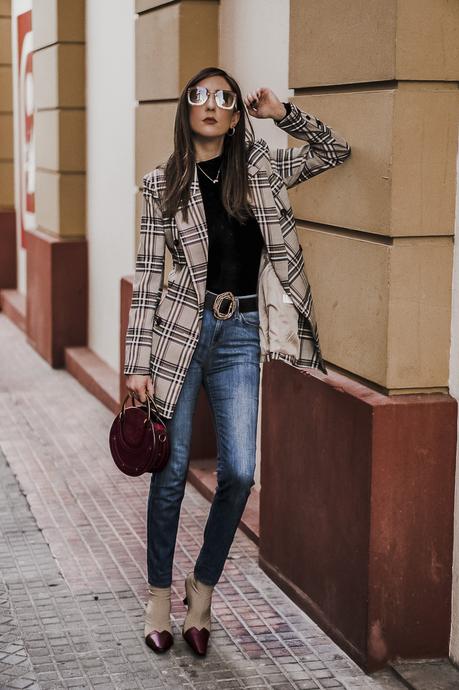 CÓMO COMBINAR UNA BLAZER DE CUADROS