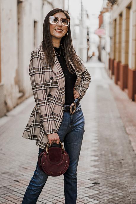 CÓMO COMBINAR UNA BLAZER DE CUADROS