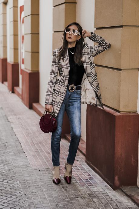 CÓMO COMBINAR UNA BLAZER DE CUADROS