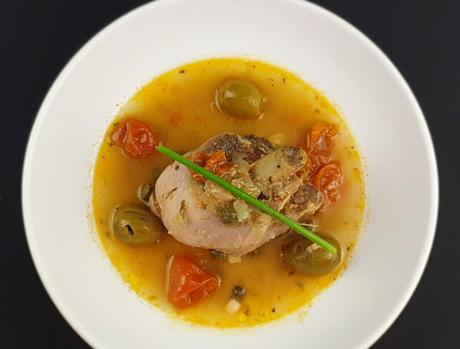Muslo de Pavo con Aceitunas Gordal, Alcaparras y Tomatitos Cherry Muslo de Pavo con Aceitunas Gordal, Alcaparras y Tomatitos Cherry