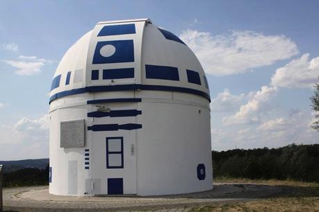 Un fan de Star Wars ha convertido este observatorio en un R2-D2 gigante Un fan de Star Wars ha convertido este observatorio en un R2-D2 gigante