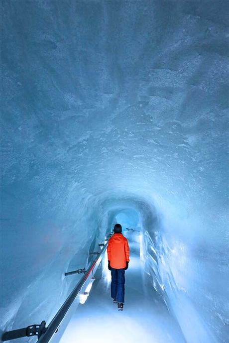 Ice-tunnel-under-the-glacier-at-Jungfraujoch-Ice-Palace-in-Switzerland.jpg.optimal ▷ Visita Jungfraujoch, Top of Europe (increíble excursión de un día en Suiza)