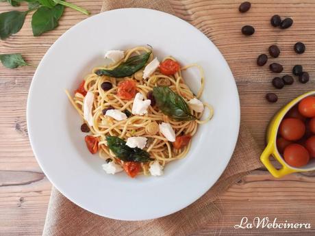 Pasta con tomates asados y ajos tiernos