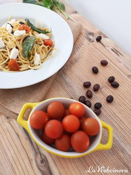 Pasta con tomates asados y ajos tiernos