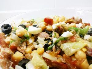 Top 10 Alimentos Fitness para ponerse en forma Ensalada de garbanzos alta en proteínas