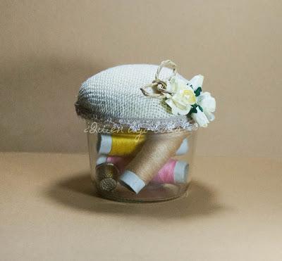 Costurero-alfiletero DiY para regalar a las invitadas confeccionado con un tarro de cristal reciclado