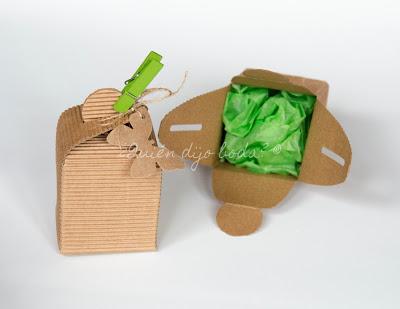 Caja de papel kraft con papel de seda para proteger el regalo y detalle de etiqueta de mariposas y pinza de madera Caja de papel kraft con papel de seda para proteger el regalo y detalle de etiqueta de mariposas y pinza de madera