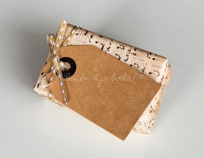 Paquete envuelto con papel decorativo y etiqueta kraft