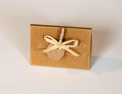 Caja de cartón kraft con personalización de etiqueta